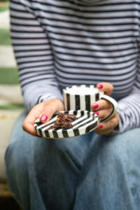 Schnelle Schoko-Karamell-Bites mit Cornflakes – knusprig, s&uuml;&szlig; & in nur 15 Minuten gemacht. Ideal als Snack, Mitbringsel oder s&uuml;&szlig;er Crunch!