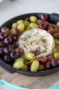 Eine k&ouml;stliche Trauben-K&auml;se-Pfanne vom Grill – saftige Trauben und geschmolzener K&auml;se vereinen sich zu einem perfekten Grillgericht f&uuml;r besondere Momente.