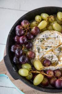 Eine k&ouml;stliche Trauben-K&auml;se-Pfanne vom Grill – saftige Trauben und geschmolzener K&auml;se vereinen sich zu einem perfekten Grillgericht f&uuml;r besondere Momente.