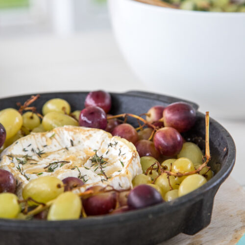 Eine köstliche Trauben-Käse-Pfanne vom Grill – saftige Trauben und geschmolzener Käse vereinen sich zu einem perfekten Grillgericht für besondere Momente.