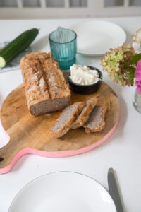 Einfaches Rezept f&uuml;r glutenfreies Buchweizenbrot ohne Hefe. Saftig, knusprig & gesund – aus nur einer Zutat gebacken. Perfekt f&uuml;r jede Ern&auml;hrung!