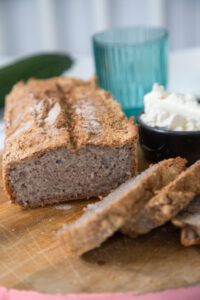 Einfaches Rezept f&uuml;r glutenfreies Buchweizenbrot ohne Hefe. Saftig, knusprig & gesund – aus nur einer Zutat gebacken. Perfekt f&uuml;r jede Ern&auml;hrung!
