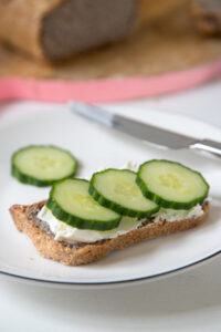 Einfaches Rezept f&uuml;r glutenfreies Buchweizenbrot ohne Hefe. Saftig, knusprig & gesund – aus nur einer Zutat gebacken. Perfekt f&uuml;r jede Ern&auml;hrung!