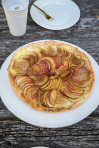 Knuspriger Bl&auml;tterteig, cremiger Vanillepudding & frische &Auml;pfel: Dieses einfache Tarte-Rezept gelingt immer und schmeckt himmlisch! Ein perfektes Herbstrezept.