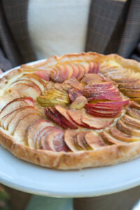 Knuspriger Bl&auml;tterteig, cremiger Vanillepudding & frische &Auml;pfel: Dieses einfache Tarte-Rezept gelingt immer und schmeckt himmlisch! Ein perfektes Herbstrezept.