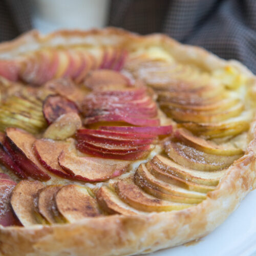 Knuspriger Blätterteig, cremiger Vanillepudding & frische Äpfel: Dieses einfache Tarte-Rezept gelingt immer und schmeckt himmlisch! Ein perfektes Herbstrezept.