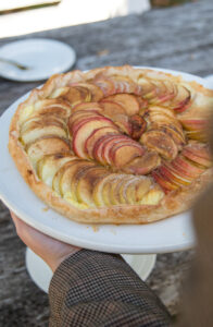 Knuspriger Bl&auml;tterteig, cremiger Vanillepudding & frische &Auml;pfel: Dieses einfache Tarte-Rezept gelingt immer und schmeckt himmlisch! Ein perfektes Herbstrezept.
