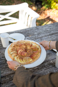 Knuspriger Bl&auml;tterteig, cremiger Vanillepudding & frische &Auml;pfel: Dieses einfache Tarte-Rezept gelingt immer und schmeckt himmlisch! Ein perfektes Herbstrezept.