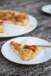 Knuspriger Bl&auml;tterteig, cremiger Vanillepudding & frische &Auml;pfel: Dieses einfache Tarte-Rezept gelingt immer und schmeckt himmlisch! Ein perfektes Herbstrezept.