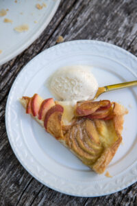 Knuspriger Bl&auml;tterteig, cremiger Vanillepudding & frische &Auml;pfel: Dieses einfache Tarte-Rezept gelingt immer und schmeckt himmlisch! Ein perfektes Herbstrezept.