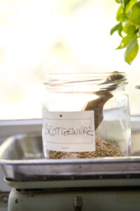 Einfaches Rezept f&uuml;r hausgemachtes Brotgew&uuml;rz. Ideal f&uuml;r Sauerteigbrote und verleiht jedem Brot einen herrlich aromatischen Geschmack.