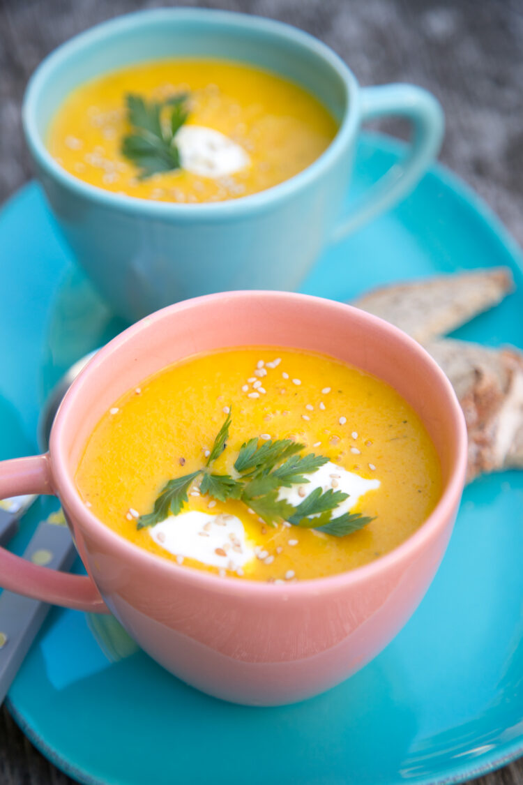 Würzige marokkanische Möhren-Kichererbsen-Suppe mit Ras el Hanout und Kokosmilch. Cremig, vegan und einfach zubereitet.