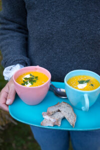 W&uuml;rzige marokkanische M&ouml;hren-Kichererbsen-Suppe mit Ras el Hanout und Kokosmilch. Cremig, vegan und einfach zubereitet.