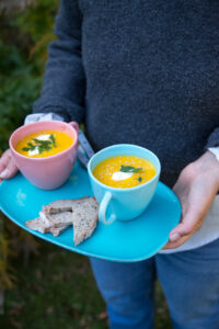 W&uuml;rzige marokkanische M&ouml;hren-Kichererbsen-Suppe mit Ras el Hanout und Kokosmilch. Cremig, vegan und einfach zubereitet.