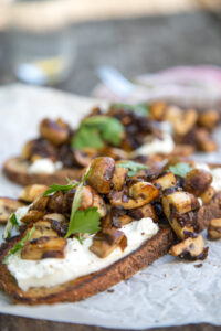 Knuspriges Brot, cremige Burrata & w&uuml;rzige Pilze: Das Schnittchen Schneewittchen ist ein einfaches, k&ouml;stliches Rezept f&uuml;r jeden Tag und macht einfach gl&uuml;cklich.