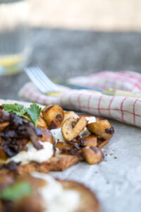 Knuspriges Brot, cremige Burrata & w&uuml;rzige Pilze: Das Schnittchen Schneewittchen ist ein einfaches, k&ouml;stliches Rezept f&uuml;r jeden Tag und macht einfach gl&uuml;cklich.