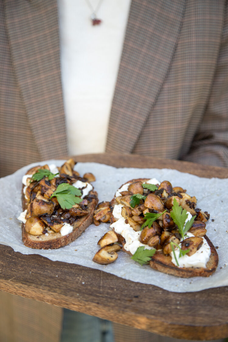 Knuspriges Brot, cremige Burrata & würzige Pilze: Das Schnittchen Schneewittchen ist ein einfaches, köstliches Rezept für jeden Tag und macht einfach glücklich.