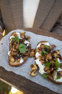 Knuspriges Brot, cremige Burrata & w&uuml;rzige Pilze: Das Schnittchen Schneewittchen ist ein einfaches, k&ouml;stliches Rezept f&uuml;r jeden Tag und macht einfach gl&uuml;cklich.