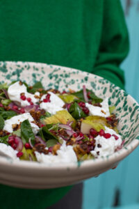 Cremige Burrata, s&uuml;&szlig;e Birnen und karamellisierte Waln&uuml;sse: Dieser Birnen-Burrata-Salat ist ein elegantes Rezept f&uuml;r Herbst und Winter!