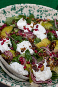 Cremige Burrata, s&uuml;&szlig;e Birnen und karamellisierte Waln&uuml;sse: Dieser Birnen-Burrata-Salat ist ein elegantes Rezept f&uuml;r Herbst und Winter!