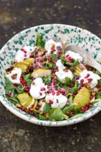 Cremige Burrata, s&uuml;&szlig;e Birnen und karamellisierte Waln&uuml;sse: Dieser Birnen-Burrata-Salat ist ein elegantes Rezept f&uuml;r Herbst und Winter!