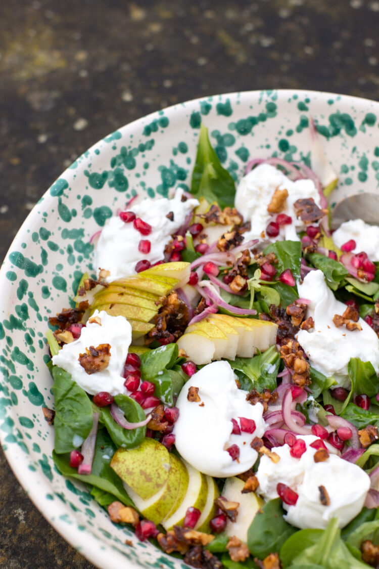 Cremige Burrata, süße Birnen und karamellisierte Walnüsse: Dieser Birnen-Burrata-Salat ist ein elegantes Rezept für Herbst und Winter!