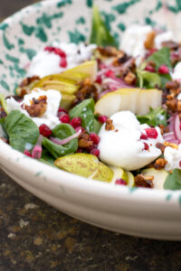 Cremige Burrata, s&uuml;&szlig;e Birnen und karamellisierte Waln&uuml;sse: Dieser Birnen-Burrata-Salat ist ein elegantes Rezept f&uuml;r Herbst und Winter!