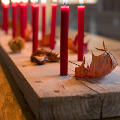 Ein einfaches DIY-Kerzenbrett aus Holz: Bohrt kleine Löcher für Tannenbaumkerzen und dekoriert es immer wieder neu – perfekt für Herbst & Weihnachten!