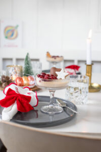 Cremige Lebkuchen-Panna-Cotta mit weihnachtlichen Gl&uuml;hweinkirschen – ein festlicher Desserttraum zu Weihnachten! Schnell gemacht und wunderbar aromatisch.