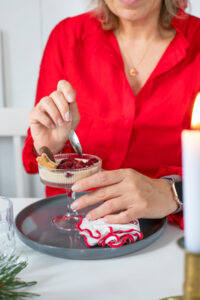 Cremige Lebkuchen-Panna-Cotta mit weihnachtlichen Gl&uuml;hweinkirschen – ein festlicher Desserttraum zu Weihnachten! Schnell gemacht und wunderbar aromatisch.