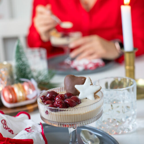 Cremige Lebkuchen-Panna-Cotta mit weihnachtlichen Glühweinkirschen – ein festlicher Desserttraum zu Weihnachten! Schnell gemacht und wunderbar aromatisch.