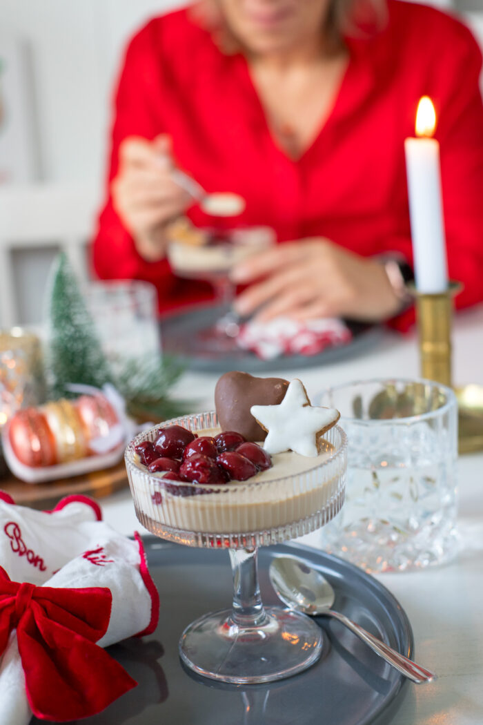 Lebkuchen-Panna-Cotta mit Gl&uuml;hweinkirschen – das perfekte Weihnachtsdessert