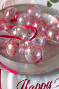 Zaubert marmorierte Weihnachtskugeln mit Wasser und Marmorierfarbe! Ein einfaches, effektvolles DIY f&uuml;r edle und individuelle Weihnachtsdeko.