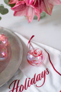 Zaubert marmorierte Weihnachtskugeln mit Wasser und Marmorierfarbe! Ein einfaches, effektvolles DIY f&uuml;r edle und individuelle Weihnachtsdeko.