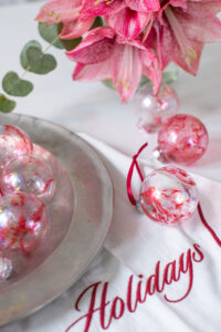 Zaubert marmorierte Weihnachtskugeln mit Wasser und Marmorierfarbe! Ein einfaches, effektvolles DIY f&uuml;r edle und individuelle Weihnachtsdeko.