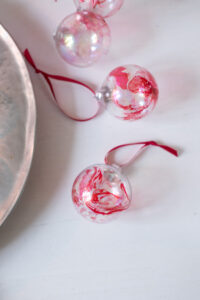 Zaubert marmorierte Weihnachtskugeln mit Wasser und Marmorierfarbe! Ein einfaches, effektvolles DIY f&uuml;r edle und individuelle Weihnachtsdeko.