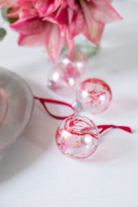 Zaubert marmorierte Weihnachtskugeln mit Wasser und Marmorierfarbe! Ein einfaches, effektvolles DIY f&uuml;r edle und individuelle Weihnachtsdeko.