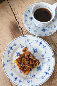 Saftiger Walnuss-Pudding-Kuchen mit M&uuml;rbeteig und Karamelln&uuml;ssen – der Klassiker „Fress-mich-dumm-Kuchen“ neu interpretiert und unwiderstehlich lecker!