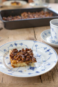 Saftiger Walnuss-Pudding-Kuchen mit M&uuml;rbeteig und Karamelln&uuml;ssen – der Klassiker „Fress-mich-dumm-Kuchen“ neu interpretiert und unwiderstehlich lecker!