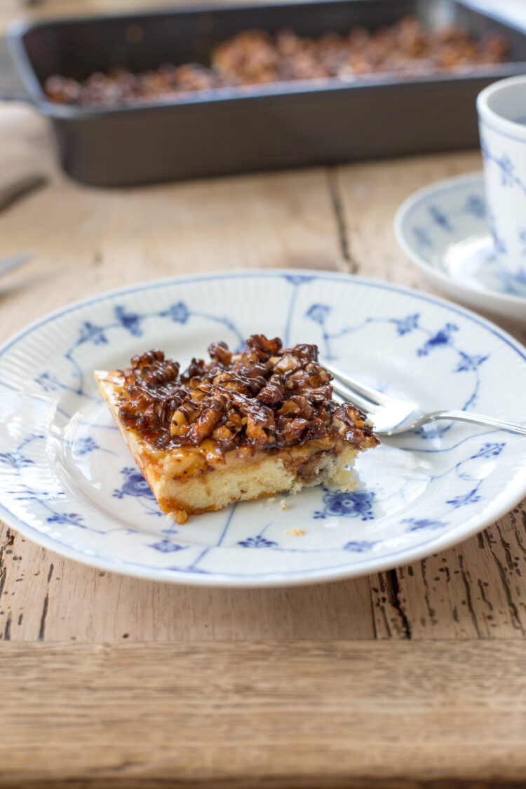 Saftiger Walnuss-Pudding-Kuchen mit Mürbeteig und Karamellnüssen – der Klassiker „Fress-mich-dumm-Kuchen“ neu interpretiert und unwiderstehlich lecker!