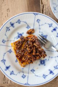 Saftiger Walnuss-Pudding-Kuchen mit M&uuml;rbeteig und Karamelln&uuml;ssen – der Klassiker „Fress-mich-dumm-Kuchen“ neu interpretiert und unwiderstehlich lecker!