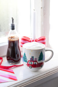 Einfacher Zimtsirup in nur 15 Minuten! Perfekt f&uuml;r Kaffee, Tee und Desserts. Der Sirup ist lange haltbar und super aromatisch im Geschmack. Ein Geheimtipp!