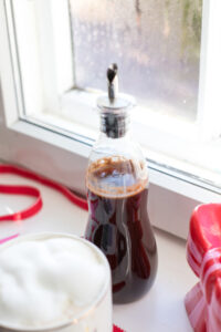 Einfacher Zimtsirup in nur 15 Minuten! Perfekt f&uuml;r Kaffee, Tee und Desserts. Der Sirup ist lange haltbar und super aromatisch im Geschmack. Ein Geheimtipp!