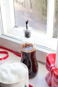 Einfacher Zimtsirup in nur 15 Minuten! Perfekt f&uuml;r Kaffee, Tee und Desserts. Der Sirup ist lange haltbar und super aromatisch im Geschmack. Ein Geheimtipp!