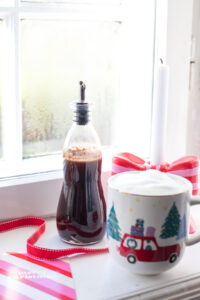 Einfacher Zimtsirup in nur 15 Minuten! Perfekt f&uuml;r Kaffee, Tee und Desserts. Der Sirup ist lange haltbar und super aromatisch im Geschmack. Ein Geheimtipp!