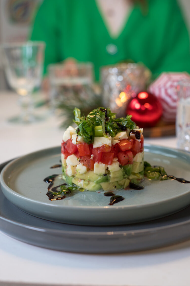 Festliche Caprese-Törtchen mit Avocado, Tomaten & Mozzarella – geschichtet im Nicer Dicer und getoppt mit Basilikum-Salsa. Die perfekte Weihnachtsvorspeise!