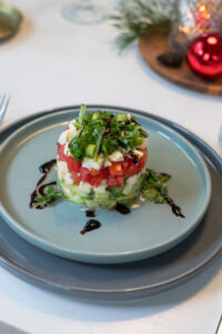 Festliche Caprese-T&ouml;rtchen mit Avocado, Tomaten & Mozzarella – geschichtet im Nicer Dicer und getoppt mit Basilikum-Salsa. Die perfekte Weihnachtsvorspeise!