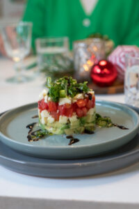 Festliche Caprese-T&ouml;rtchen mit Avocado, Tomaten & Mozzarella – geschichtet im Nicer Dicer und getoppt mit Basilikum-Salsa. Die perfekte Weihnachtsvorspeise!