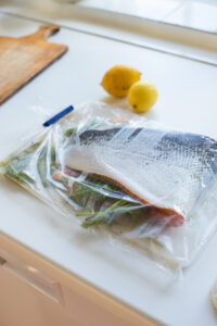 Zart-aromatischer gebeizter Lachs mit Zitrone, Dill und Ahornsirup – einfach gemacht und perfekt als elegante Vorspeise, zum Brunch und f&uuml;r festliche Anl&auml;sse.