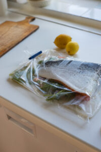 Zart-aromatischer gebeizter Lachs mit Zitrone, Dill und Ahornsirup – einfach gemacht und perfekt als elegante Vorspeise, zum Brunch und f&uuml;r festliche Anl&auml;sse.